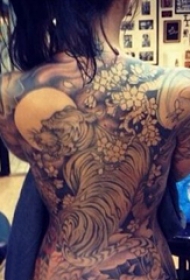纹身师电影  人物满背彩绘的老虎纹身图片