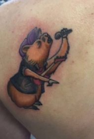 纹身卡通 男生后背上唱歌的小熊纹身图片