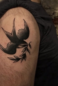 小动物纹身 男生大臂上植物和鸟纹身图片