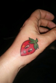 食物纹身 女生手背上彩色的草莓纹身图片