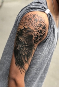雄鹰鹰纹身  男生手臂上黑灰色的雄鹰鹰纹身图片