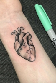 手腕纹身小图 男生手腕上黑色的心脏纹身图片