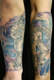 手臂纹身图片 男生手臂上彩色的宇航员纹身图片