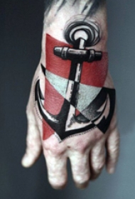 手背纹身 男生手背上彩色的船锚纹身图片