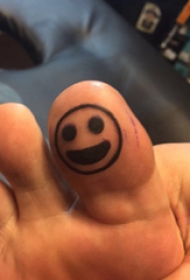 脚趾头纹身 男生脚趾上黑色的笑脸表情纹身图片