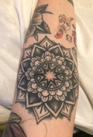 几何元素纹身 女生手臂上黑色的梵花纹身图片