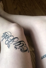 花体英文纹身 女生大腿上黑色的英文纹身图片