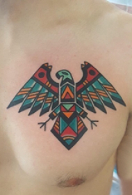 纹身胸部男 男生胸部彩色的几何老鹰纹身图片