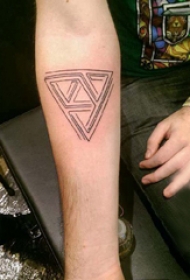 手臂纹身图片 男生手臂上黑色的三角形纹身图片