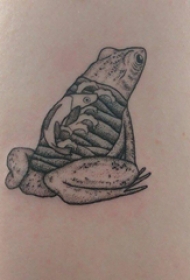 百乐动物纹身 女生大臂上鱼和青蛙纹身图片