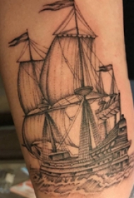 大腿纹身男 男生大腿上航行的帆船纹身图片