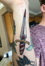 欧美匕首纹身  男生手臂上彩绘的欧美匕首纹身图片