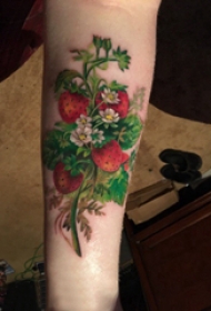 植物纹身 男生手臂上新鲜的草莓纹身图片