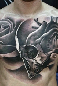 纹身胸部男 男生胸部玫瑰和骷髅纹身图片