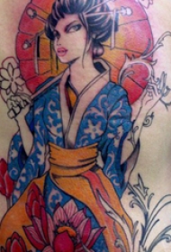 纹身后背女 女生后背上花朵和艺妓纹身图片