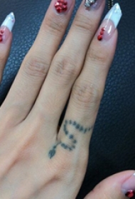 蔡依林纹身图片  明星手指上极简的蛇纹身图片