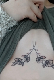 女生胸下纹身 女生胸下黑色的植物纹身图片