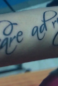 纹身 英文字体  女生手臂上黑色的英文纹身图片