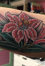 百合花纹身图案  男生手臂上彩绘的花朵纹身图片