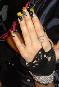 蔡依林纹身图片  明星手指上创意的蛇纹身图片