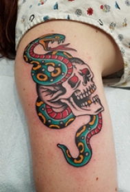 蛇和骷髅纹身图案 女生大臂上蛇和骷髅纹身图片