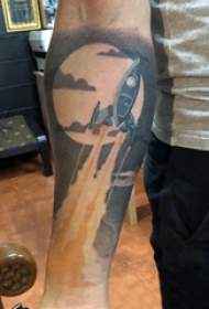 手臂纹身图片 男生手臂上月亮和火箭纹身图片