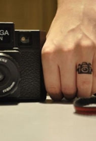手指上纹身小图案  女生手臂上黑灰色的相机纹身图片