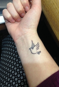 极简线条纹身 女生手腕上黑色的小鸟纹身图片