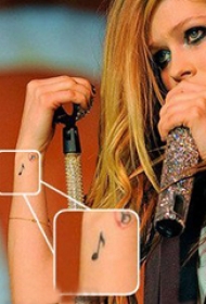 美国纹身明星 艾薇儿手臂上黑色的音符纹身图片