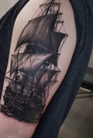 大臂纹身图 男生大臂上阴森的海盗船纹身图片