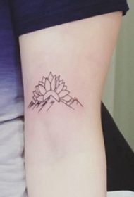极简线条纹身 女生手臂上莲花和山脉纹身图片
