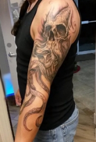 手臂纹身素材 男生手臂上黑色的骷髅章鱼纹身图片