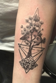 植物纹身 女生手臂上菱形和生命树纹身图片