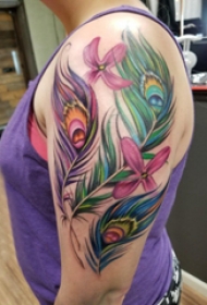 大臂纹身图 女生大臂上花朵和孔雀羽毛纹身图片