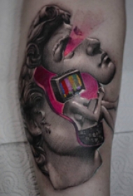 人物肖像纹身  女生手臂上彩绘的人物肖像纹身图片