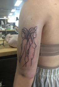 极简线条纹身 女生手臂上黑色的女生人物纹身图片