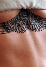 女生胸下纹身  女生胸下黑色的部落图腾纹身图片