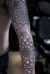 几何元素纹身 男生手臂上黑色的几何梵花纹身图片