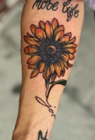 植物纹身 男生手臂上英文和向日葵纹身图片