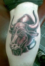 百乐动物纹身 男生小腿上黑色的牛头纹身图片