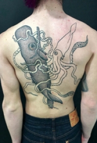后背纹身男 男生后背上鱿鱼和鲸鱼纹身图片
