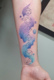 几何元素纹身 男生手臂上彩色的几何图形纹身图片