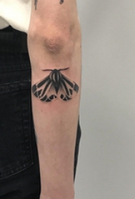 手臂纹身图片 男生手臂上黑色的飞蛾纹身图片
