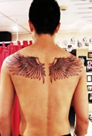 明星纹身  明星后背上黑灰的翅膀纹身图片