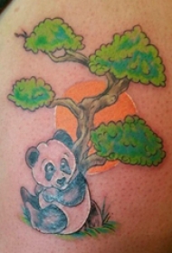 熊猫纹身图 女生大腿上大树和熊猫纹身图片