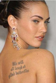 美国纹身明星 梅根福克斯后背上极简的英文纹身图片