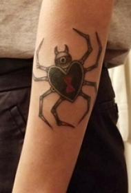 蜘蛛纹身 女生手臂上彩色的蜘蛛纹身图片