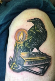 乌鸦纹身图 男生大腿上蜡烛和乌鸦纹身图片