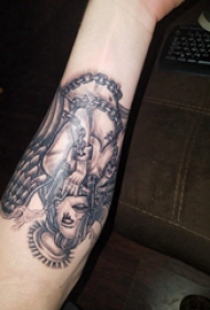 纹身守护天使  女生手臂上黑灰色的纹身守护天使纹身图片
