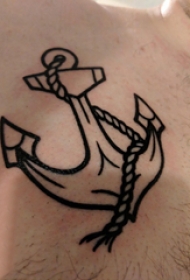 极简线条纹身 男生胸部黑色的船锚纹身图片